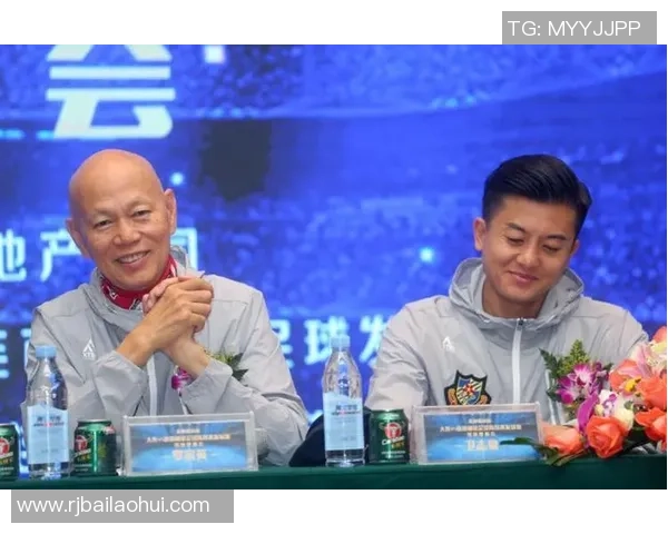 足球明星大巴上欢唱朋友情谊深厚展现团队精神与友谊的力量